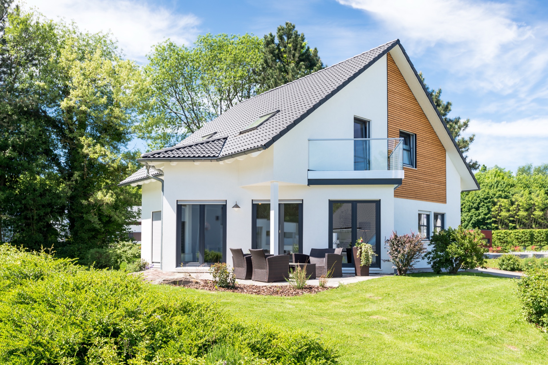 Modernes Einfamilienhaus mit Holzfassade und Terrasse