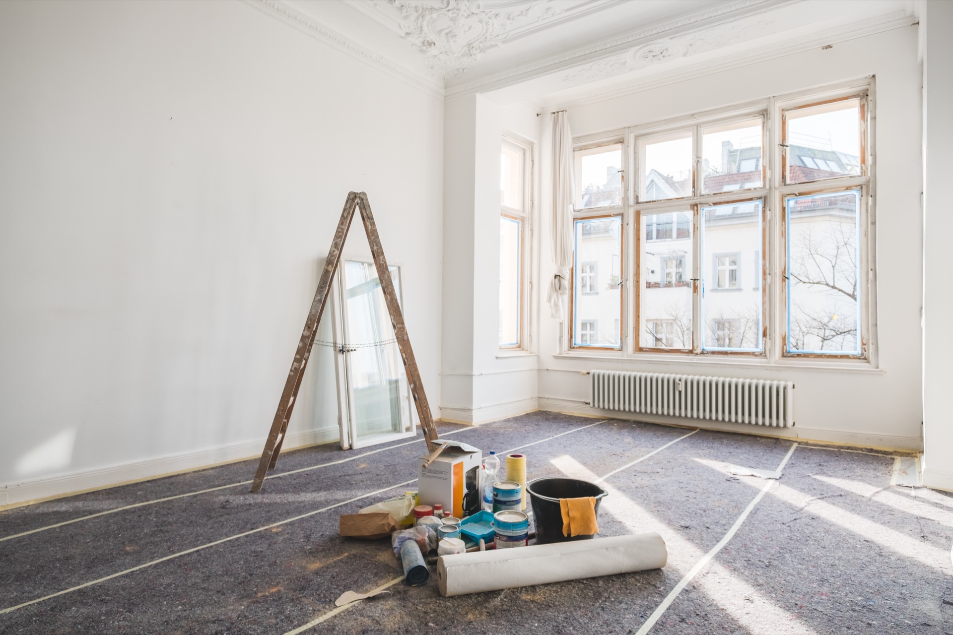 Leerer Altbauraum während der Renovierung
