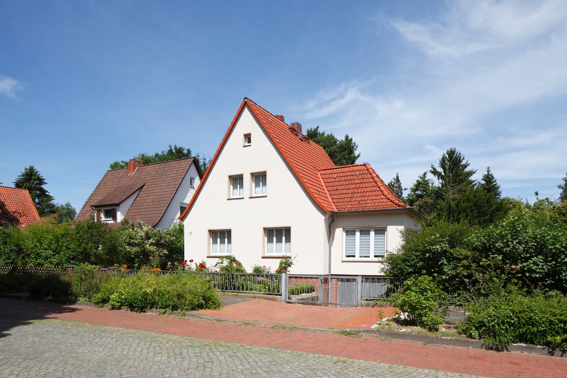 Klassisches Einfamilienhaus mit rotem Ziegeldach