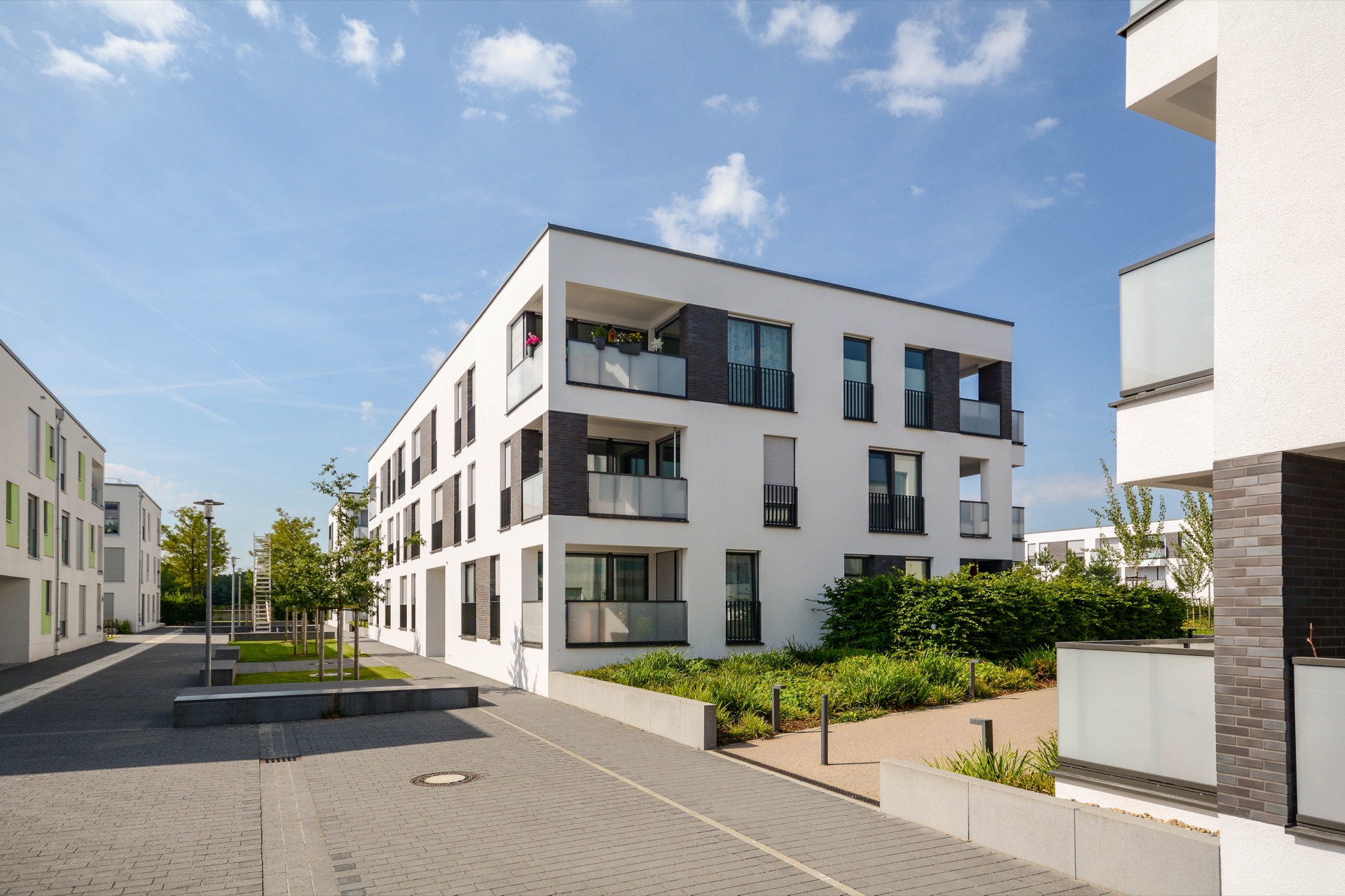 Neubau-Wohnquartier mit modernen Mehrfamilienhäusern