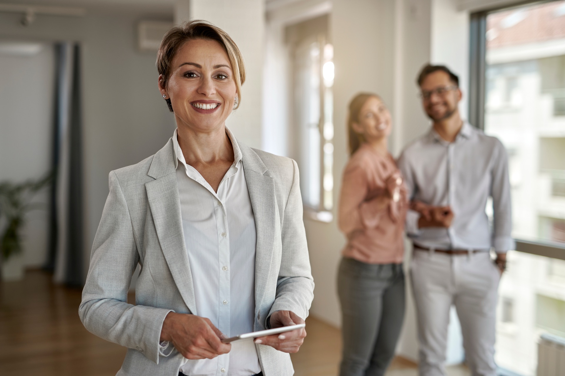 Immobilienberaterin mit Team im Büro