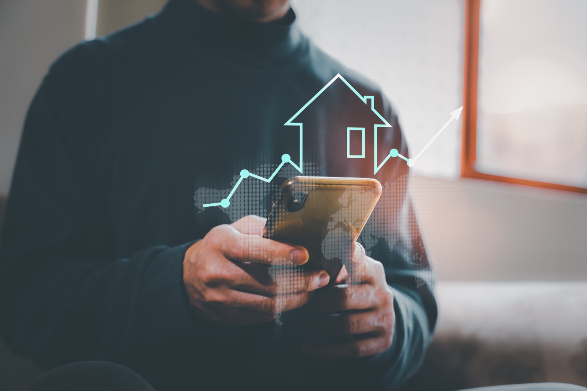 Person mit Smartphone und steigender Immobilien-Wertkurve